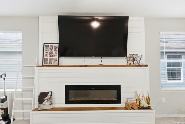 Building Photo - 140 Maverick Cv