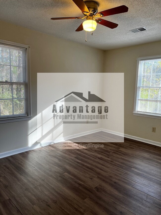 Building Photo - 420 N Elizabeth Ln