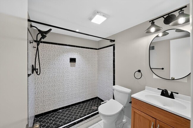 Building Photo - 3-level townhome in sought-after Sycamore Heights