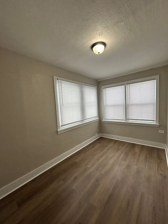 Building Photo - ** Move in Special ** Updated 3-Bedroom, 1-Bathroom Home – $1,350/Month | 1,092 Sq. Ft. | Accepti...