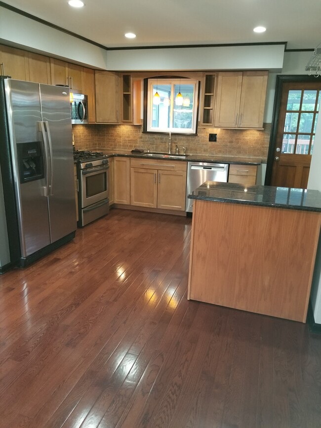 Building Photo - 445 W 6th Ave