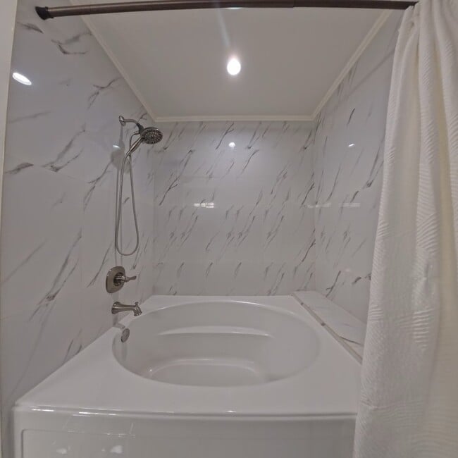 Building Photo - Highly Remodeled | 2nd Floor | Vaulted Ceilings