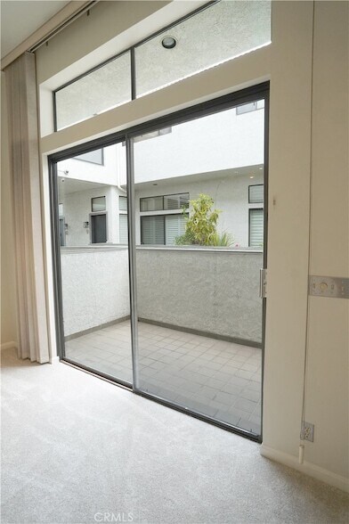 Building Photo - 14025 Riverside Dr