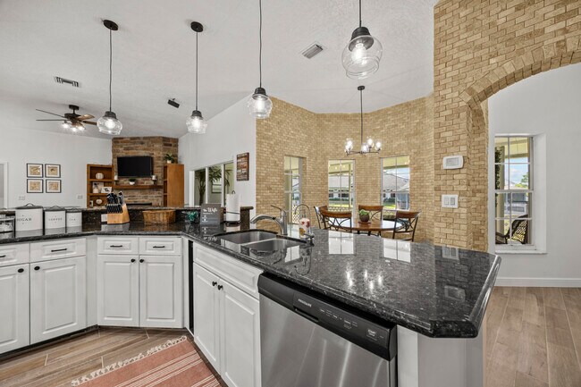 Building Photo - 1782 Clydesdale Ave