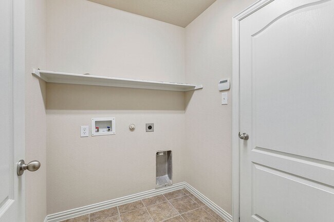 Building Photo - Gorgeous 3 Bedroom 2 Bathroom Home in North Garland!