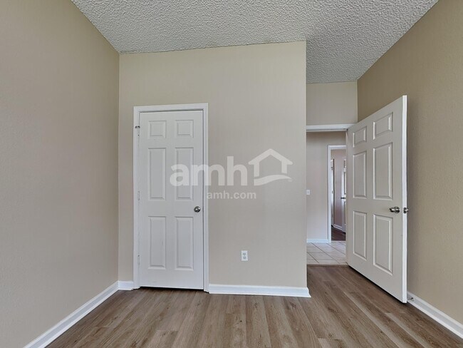 Building Photo - 521 Amsonia Cir