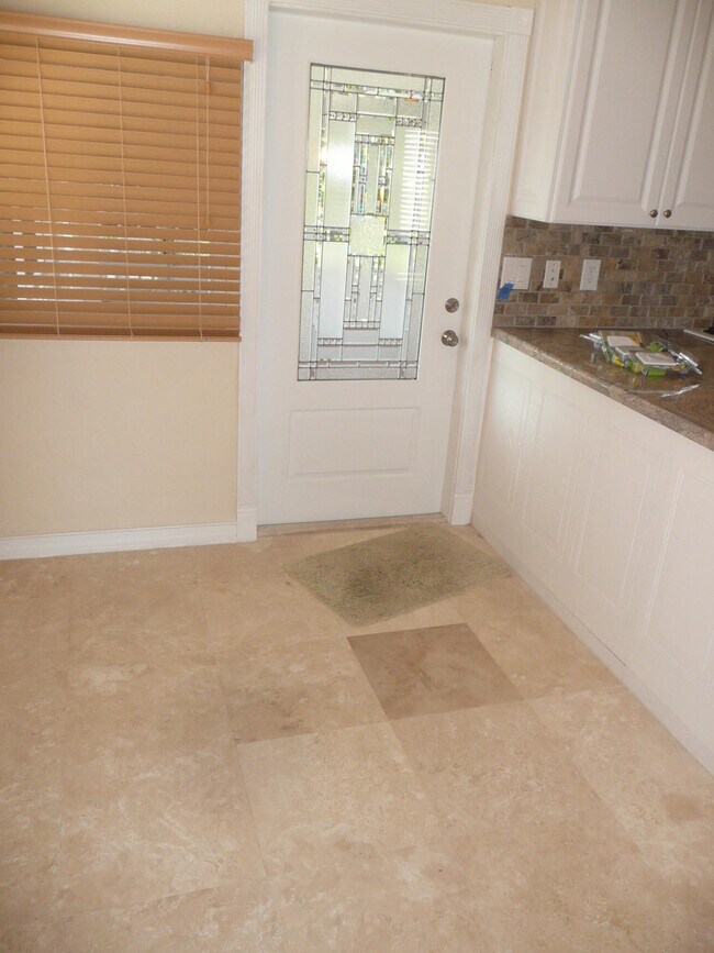 Building Photo - 525 24th Ave N