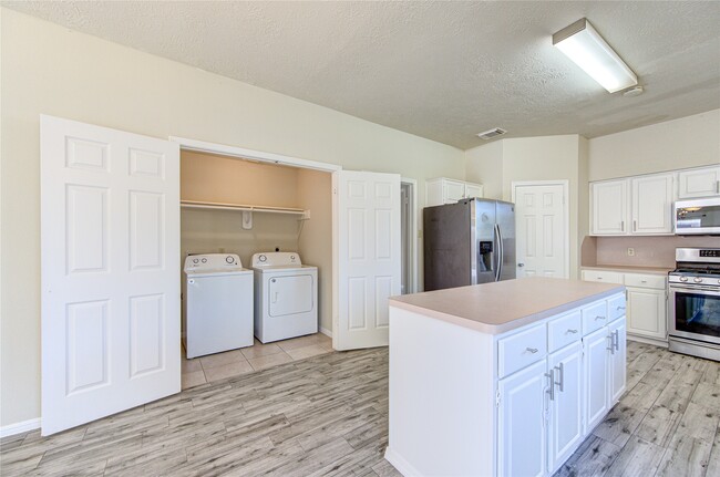 Building Photo - 13030 Richmond Ave