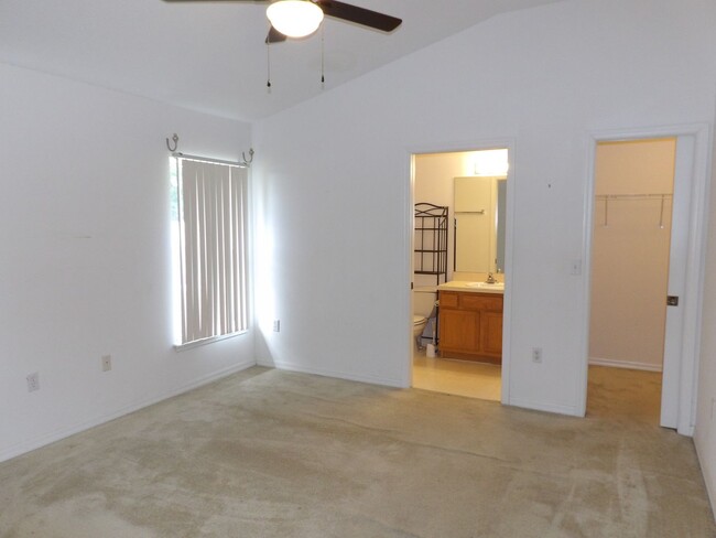 Building Photo - OPEN FLOOR PLAN 3 BEDROOM 2 BATH