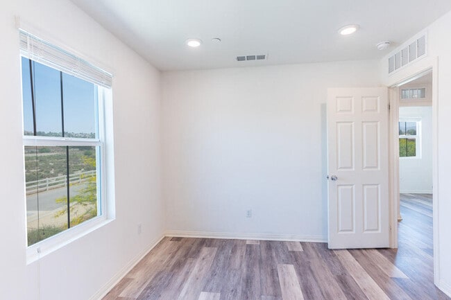 Building Photo - 27638 Sawtooth Ln