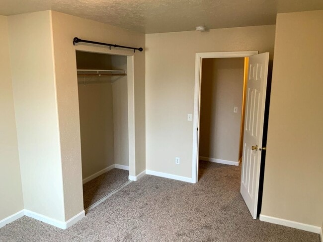 Building Photo - 4 Bedroom 2 Bathroom Home Near Thurston