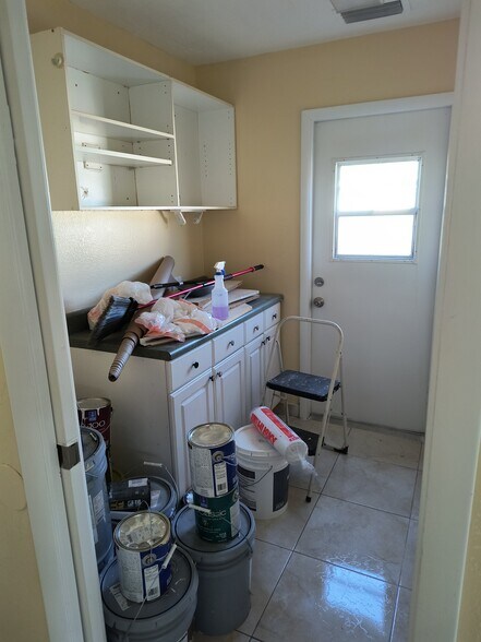 CLOSET - 399 SE Oakridge Dr