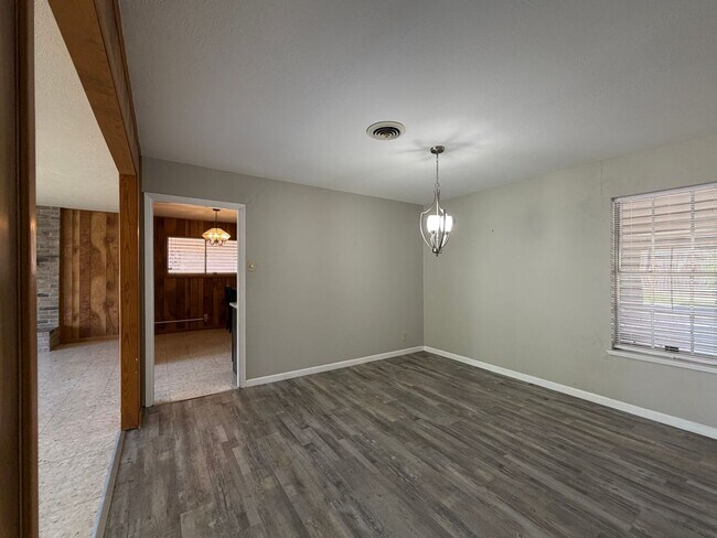 Building Photo - 749 Burkshire Dr