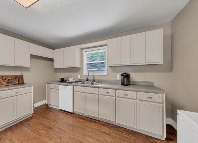 Building Photo - 460 School Ave