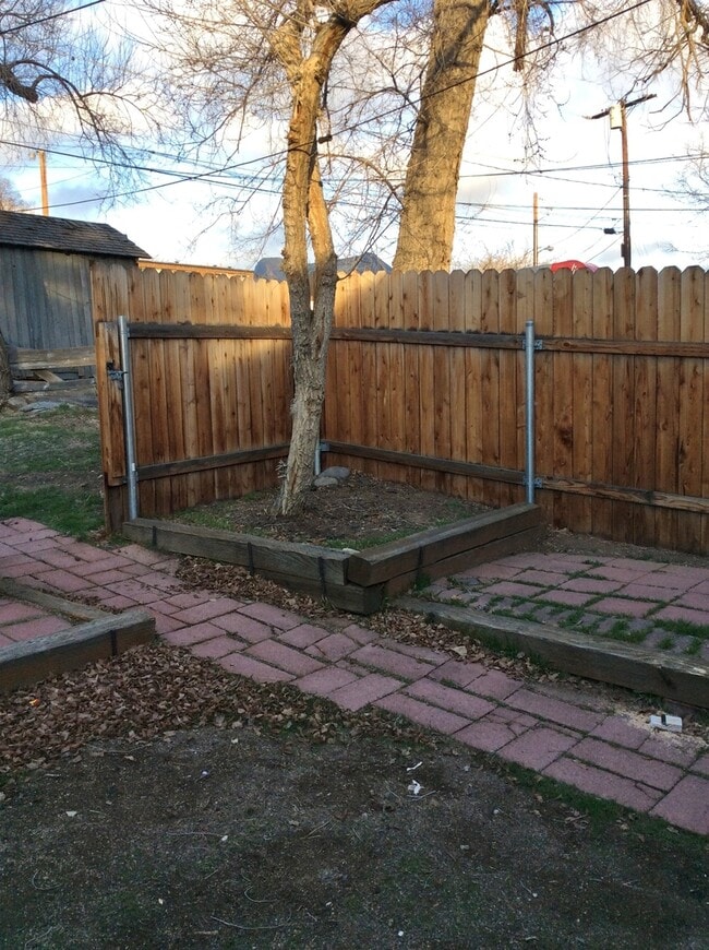 Building Photo - 1037 N Sierra St