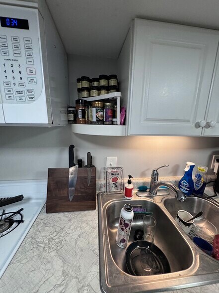 Building Photo - 4325 N Wolcott Ave