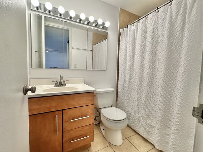 Building Photo - 1960 N Lincoln Park W