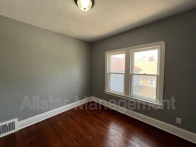 Building Photo - 3255 E 139th St