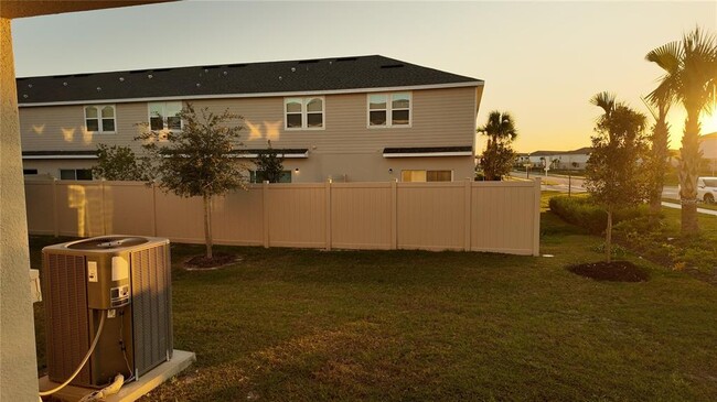 Building Photo - 2004 Viewfinder St