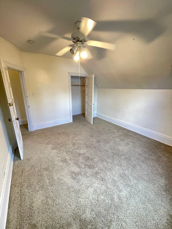 Building Photo - AVAILABLE NOW! 4 Bedroom 1 Bath Home!