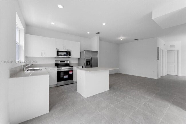 Building Photo - 2803 SE 26th Ave