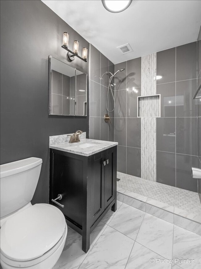 Building Photo - 6301 N Sheridan Rd