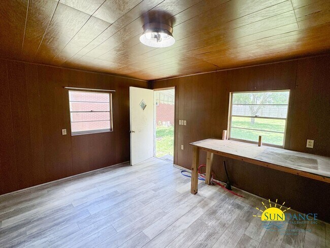 Building Photo - 2052 Roberts Dr
