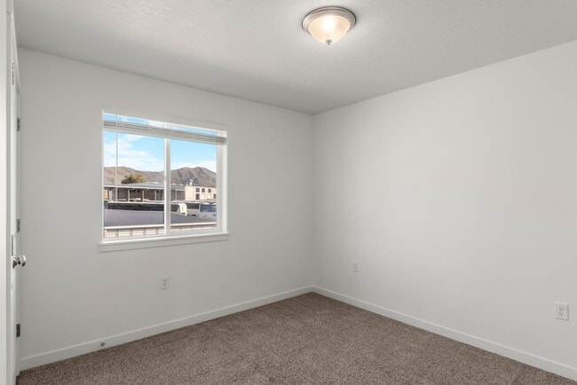 Building Photo - 5741 S 5th Ave