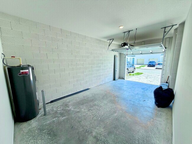 Building Photo - 12813 SW Forli Wy