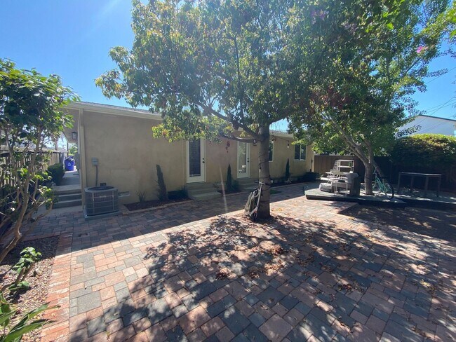 Building Photo - NEW 4BD/2BA!! Easy Walk to Campus