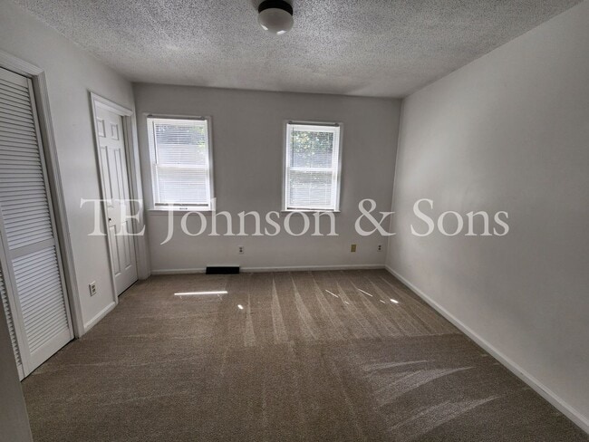 Building Photo - Stylish Townhome with Ensuite Baths & Comm...