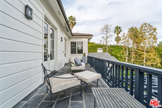 Building Photo - 458 Toyopa Dr