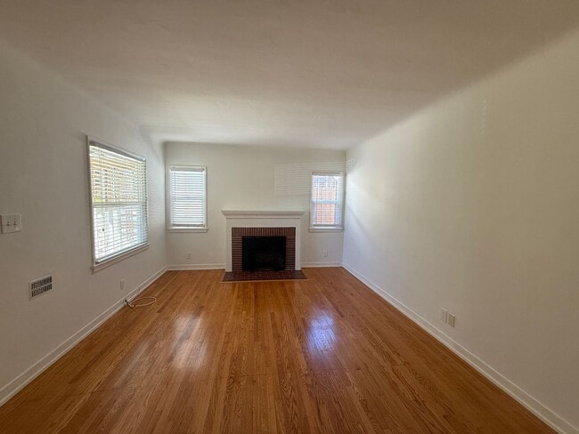 Building Photo - Amazing 3 Bedroom Montrose Home!