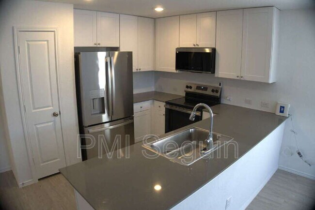 Building Photo - 809 Riviera Ct