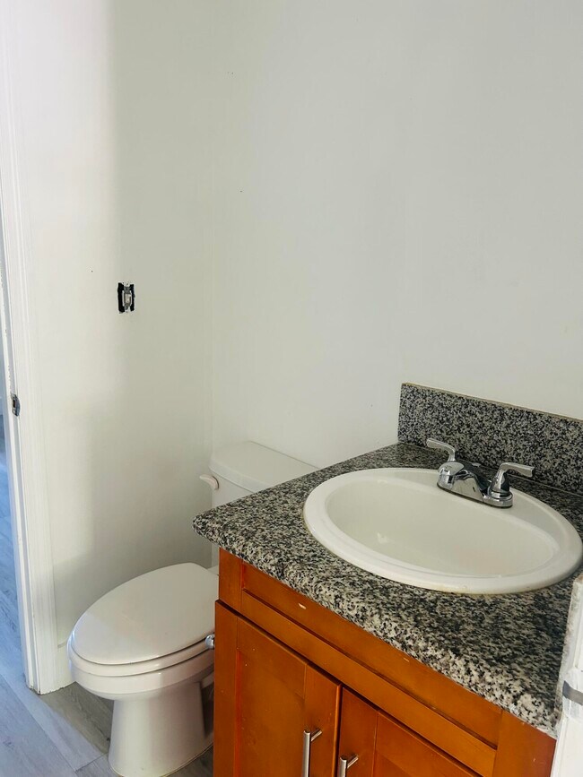 Building Photo - 844 NW 3rd Ave