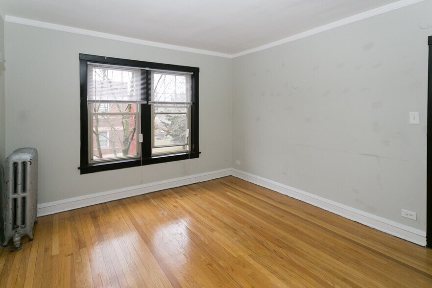 Building Photo - 2242 W Ainslie St