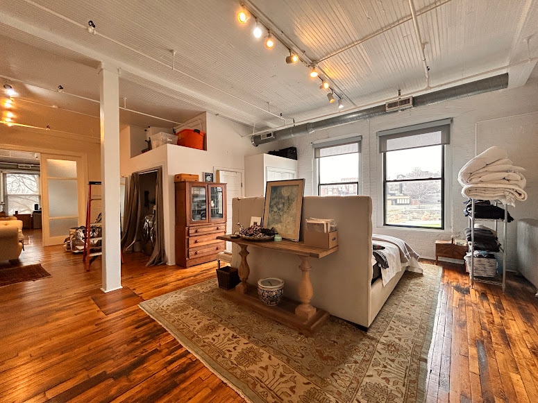 Building Photo - 1800 Central St