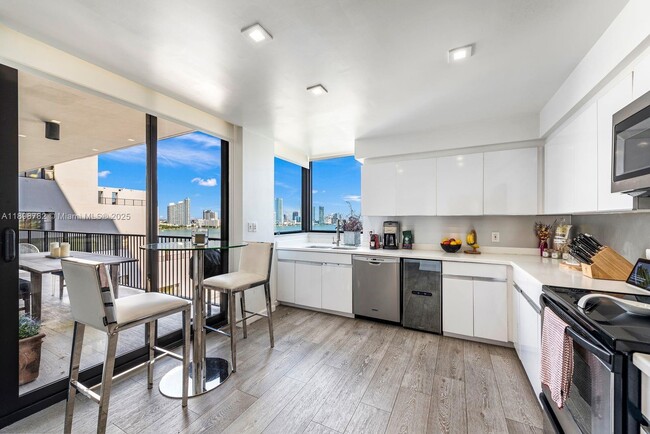 Building Photo - 1000 Venetian Way