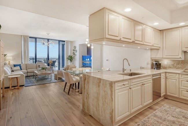 Building Photo - VACATION RENTAL Amazing 2/2 condo in the heart of downtown Sarasota with Bay View!