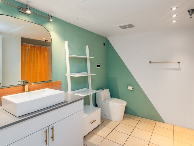Building Photo - Top Floor 1 Bedroom Loft in Los Angeles