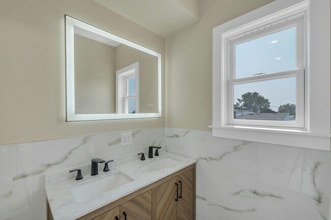 Building Photo - 275 Pearsall Ave