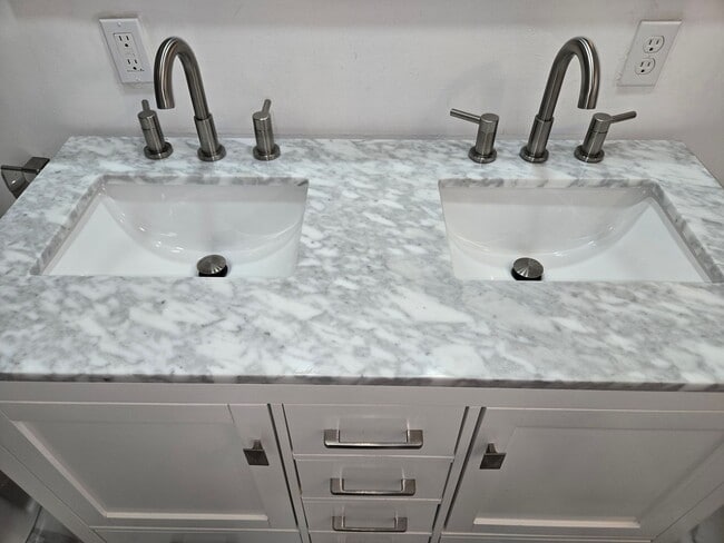 Building Photo - Spacious Five Bedroom