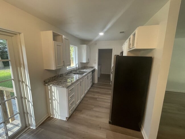 Building Photo - Close to Campus - Sub-Lease