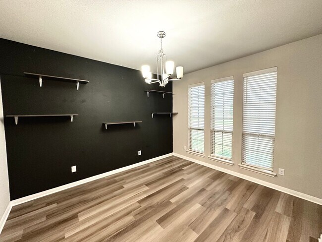 Building Photo - Room for the family!