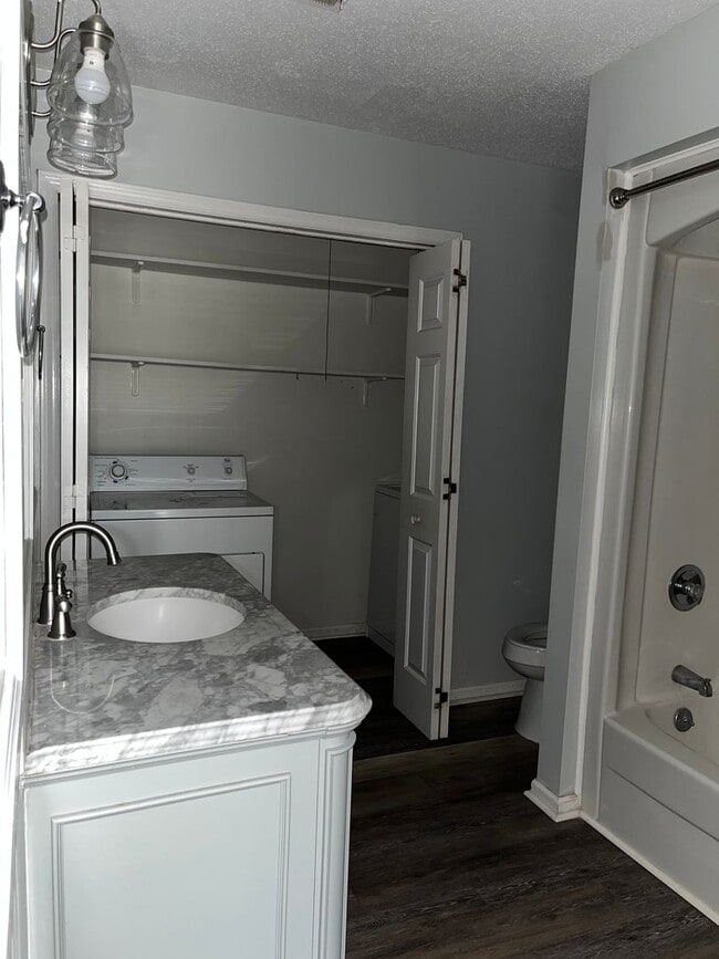 Building Photo - Two Bedroom 2.5 Bath Located in Riverbend