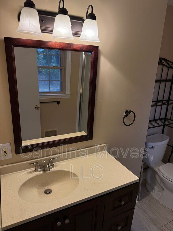 Building Photo - 708 W Lee Rd