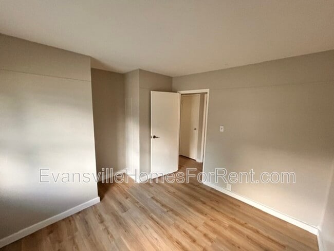 Building Photo - 300 N Park Dr