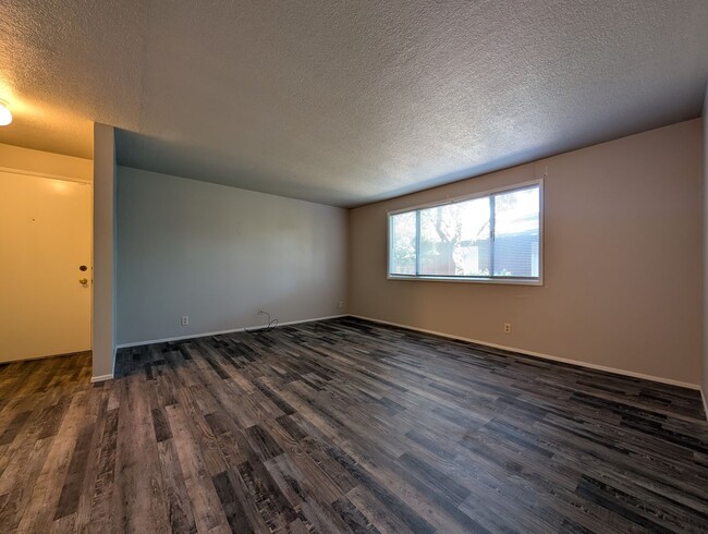Primary Photo - Great 2 bed/1 bath with one car garage! In...