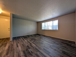 Building Photo - Great 2 bed/1 bath with one car garage! In...