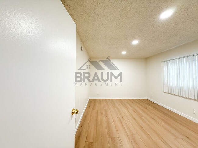 Building Photo - 13347 Victory Blvd